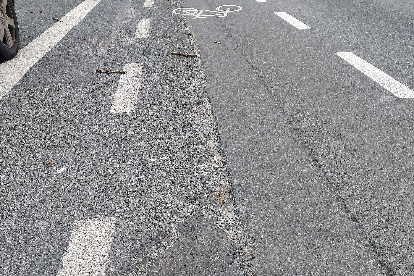 Schutzstreifen: Flickwerk und Längsrillen bergen Gefahren Schutzstreifen: Flickwerk und Längsrillen bergen Gefahren