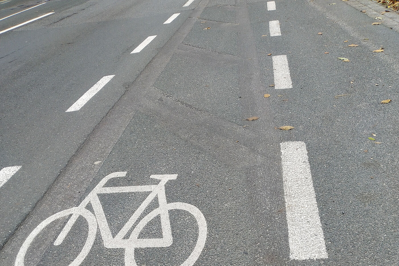 Schutzstreifen: Gefährdende Rillen durch Fräsarbeiten Schutzstreifen: Gefährdende Rillen durch Fräsarbeiten