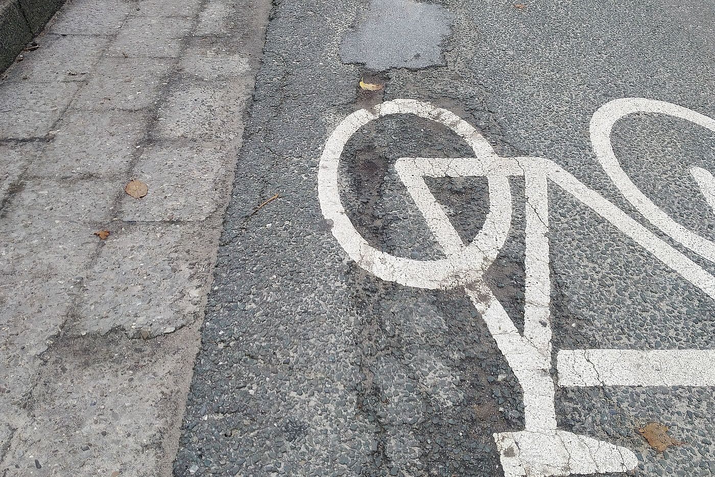 Schutzstreifen: Zu gefährlich! Kaum befahrbar! Schutzstreifen: Zu gefährlich! Kaum befahrbar!