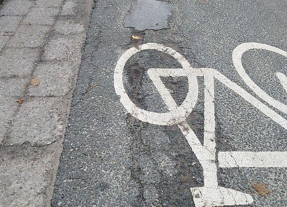 Schutzstreifen: Zu gefährlich! Kaum befahrbar! Schutzstreifen: Zu gefährlich! Kaum befahrbar!