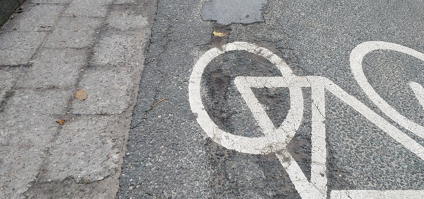 Schutzstreifen: Zu gefährlich! Kaum befahrbar! Schutzstreifen: Zu gefährlich! Kaum befahrbar!