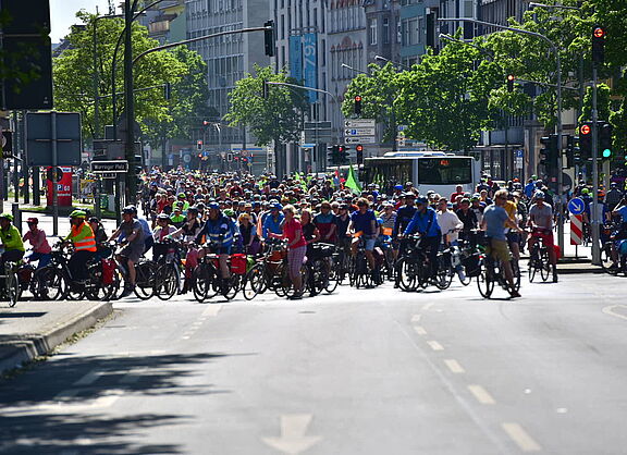 Tausende Radfahrende auf einer Straße in Düsseldorf bei der ADFC Sternfahrt 2022