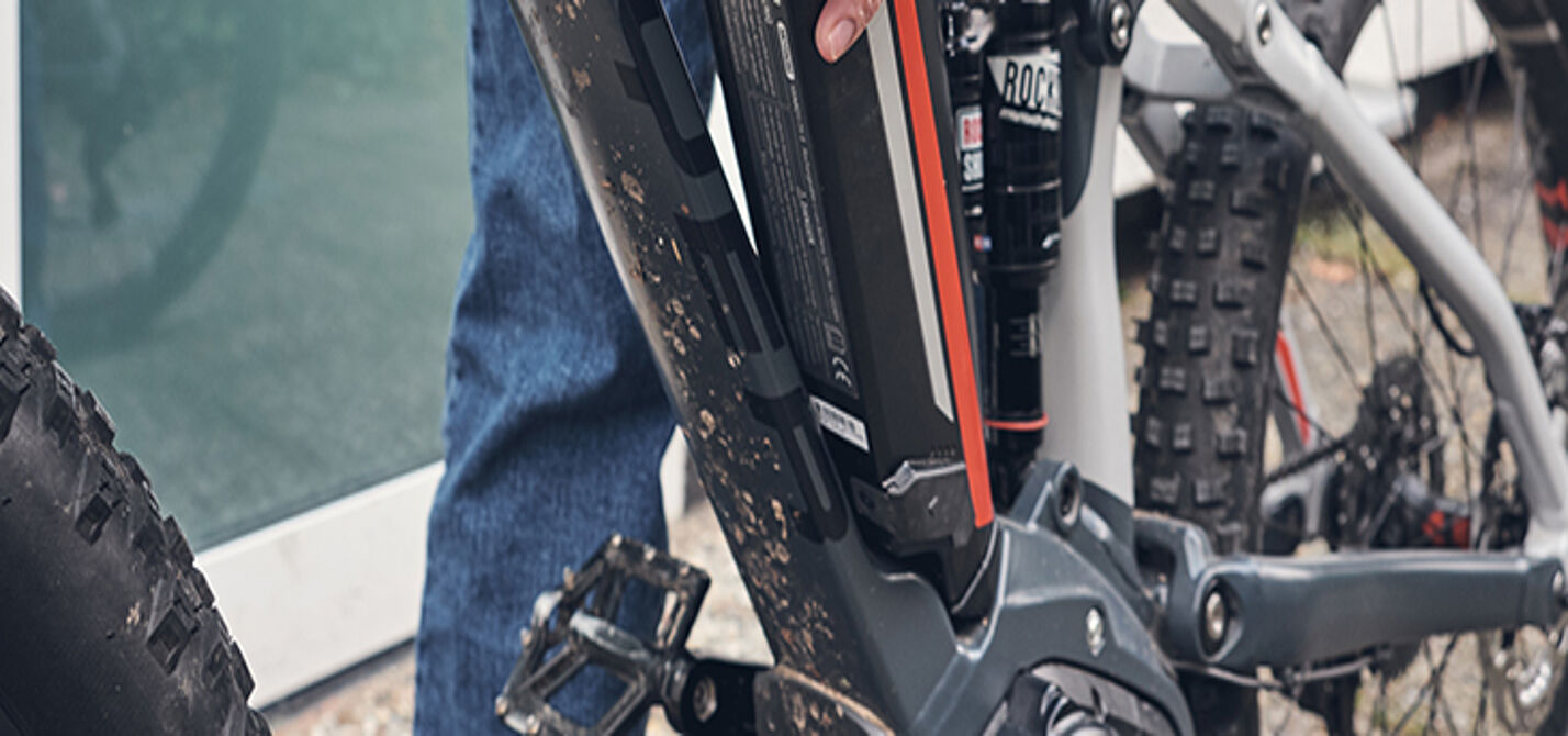 Entnahme eines Pedelec-Akkus am Mountainbike Entnahme eines Pedelec-Akkus am Mountainbike